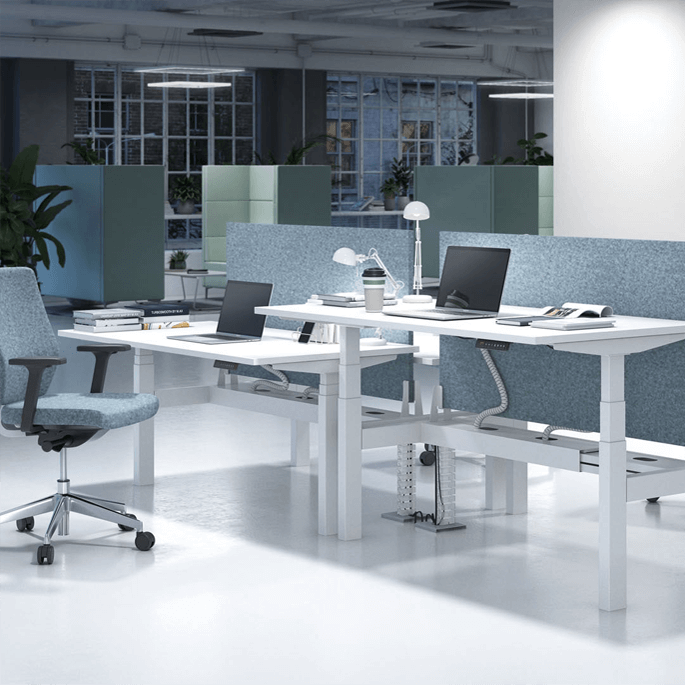 Bureau bench assis-debout électrique sur un plateau ouvert